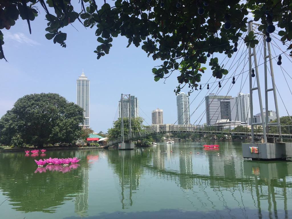 Bridge to Gangaramaya Park
